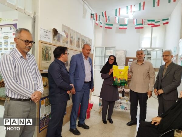 تجلیل از کادر مدرسه خدیجه کبری(س) در هفته معلم
