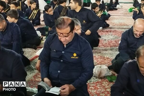 آیین لاله‌گردانی در شام غریبان امام رضا(ع)
