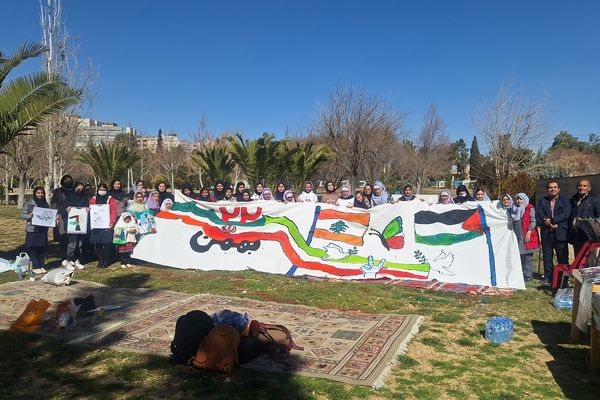 لذت نقاشی همگانی کنار دوستان در بوستان جنت شیراز 