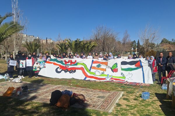 لذت نقاشی همگانی کنار دوستان در بوستان جنت شیراز 
