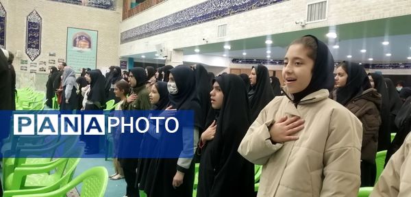 تقدیر از دانش‌آموزان برگزیده ناحیه چهار قم در جشنواره «فردا»