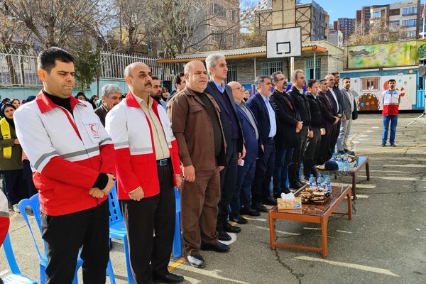 برگزاری مانور زلزله در مدرسه شهیده مهری رزاق‌طلب سنندج