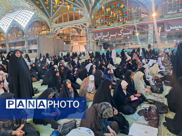 حضور پرشور دانش‌آموزان عضو سازمان دانش‌آموزی در نمازجمعه اصفهان