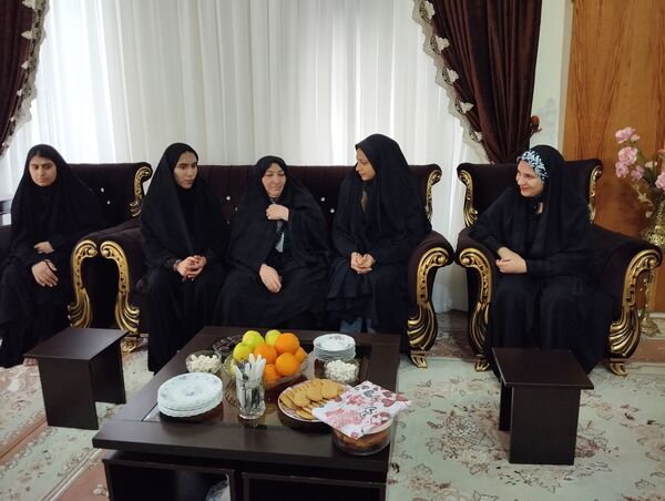 دیدار اعضای انجمن اسلامی هنرستان بصیرت آشخانه با همسر جانباز رسایی پور