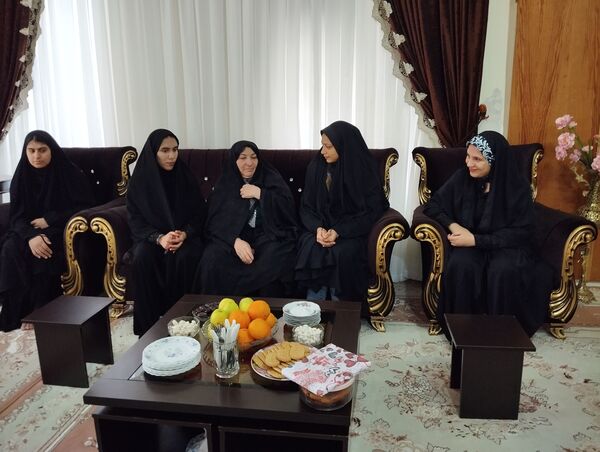 دیدار اعضای انجمن اسلامی هنرستان بصیرت آشخانه با همسر جانباز رسایی پور