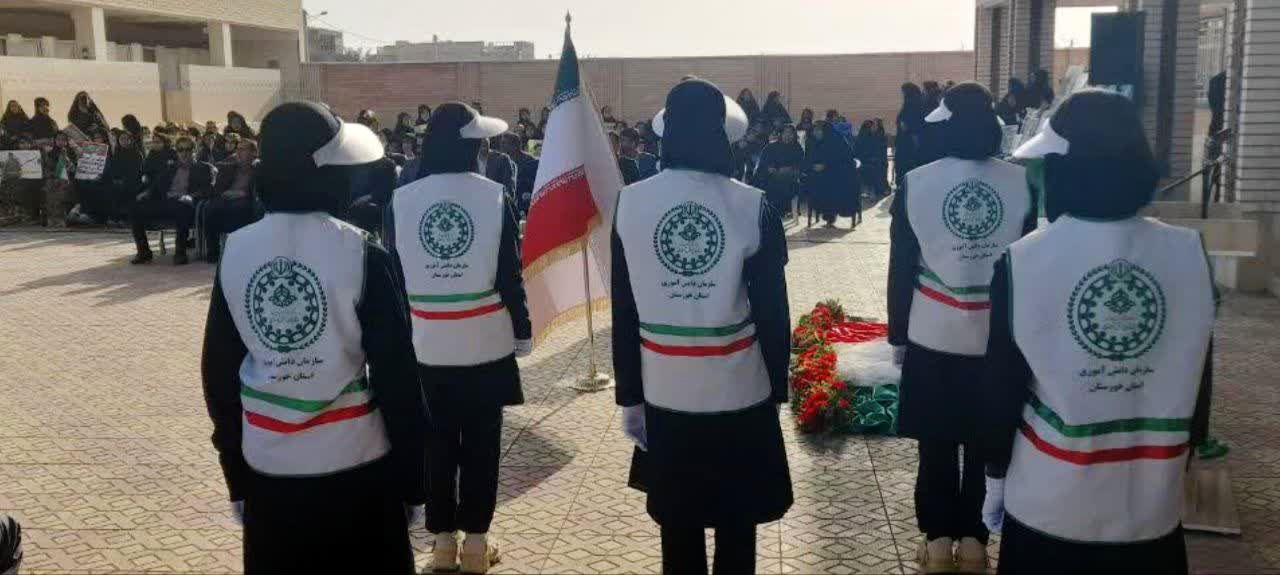 آیین نمادین نواختن زنگ انقلاب در دبستان حضرت آمنه (س)