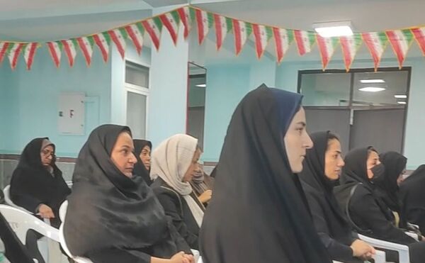 آذین‌بندی دهه فجر و نواخته شدن زنگ انقلاب در دبیرستان حضرت آسیه(س) حاجی‌آباد