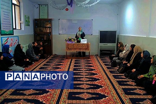 جلسه آموزش خانواده در دبیرستان پروین اعتصامی