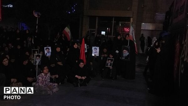 قاب هایی از رهبر شهید و رهبر معظم انقلاب در دستان سنگربان نیشابوری 