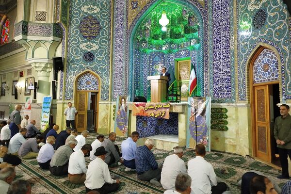 حضور فرهنگیان ناحیه دو شهرری در نماز جمعه 