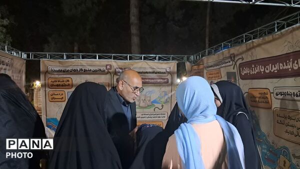 بازدید مدیرکل آموزش و پرورش یزد از غرفه‌های «فرهنگ‌سازی مصرف انرژی» 