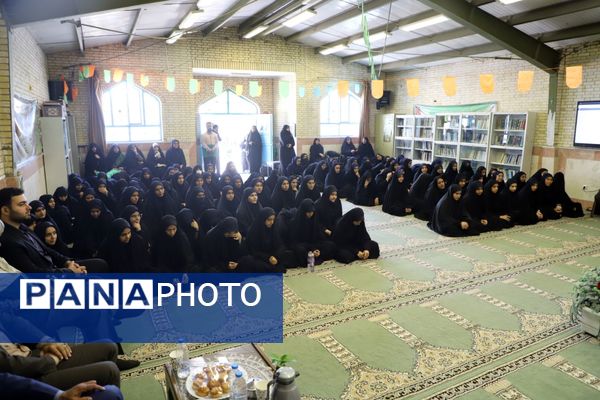 نشست پرسش و پاسخ با حضور نماینده ولی فقیه در استان و امام جمعه در دبیرستان نمونه فرهنگ