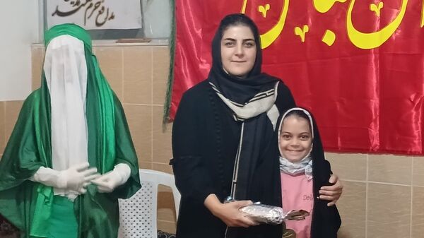 تقدیر دانش‌آموزان فعال فرهنگی‌هنری از مادرانشان با همکاری مربی در محمدشهر کرج