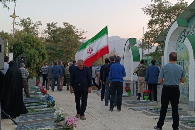 رنگ گرفتنِ گل‌ها با عطرِ خونِ شهدا؛ غبارروبی گلزار شهدای  یکن اباد