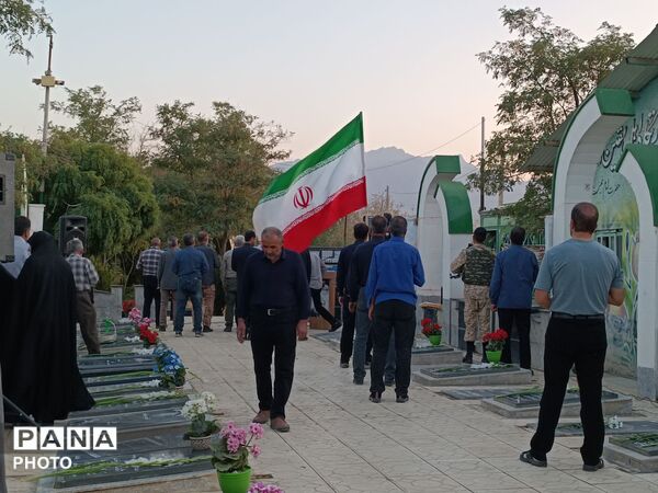 رنگ گرفتنِ گل‌ها با عطرِ خونِ شهدا؛ غبارروبی گلزار شهدای  یکن اباد