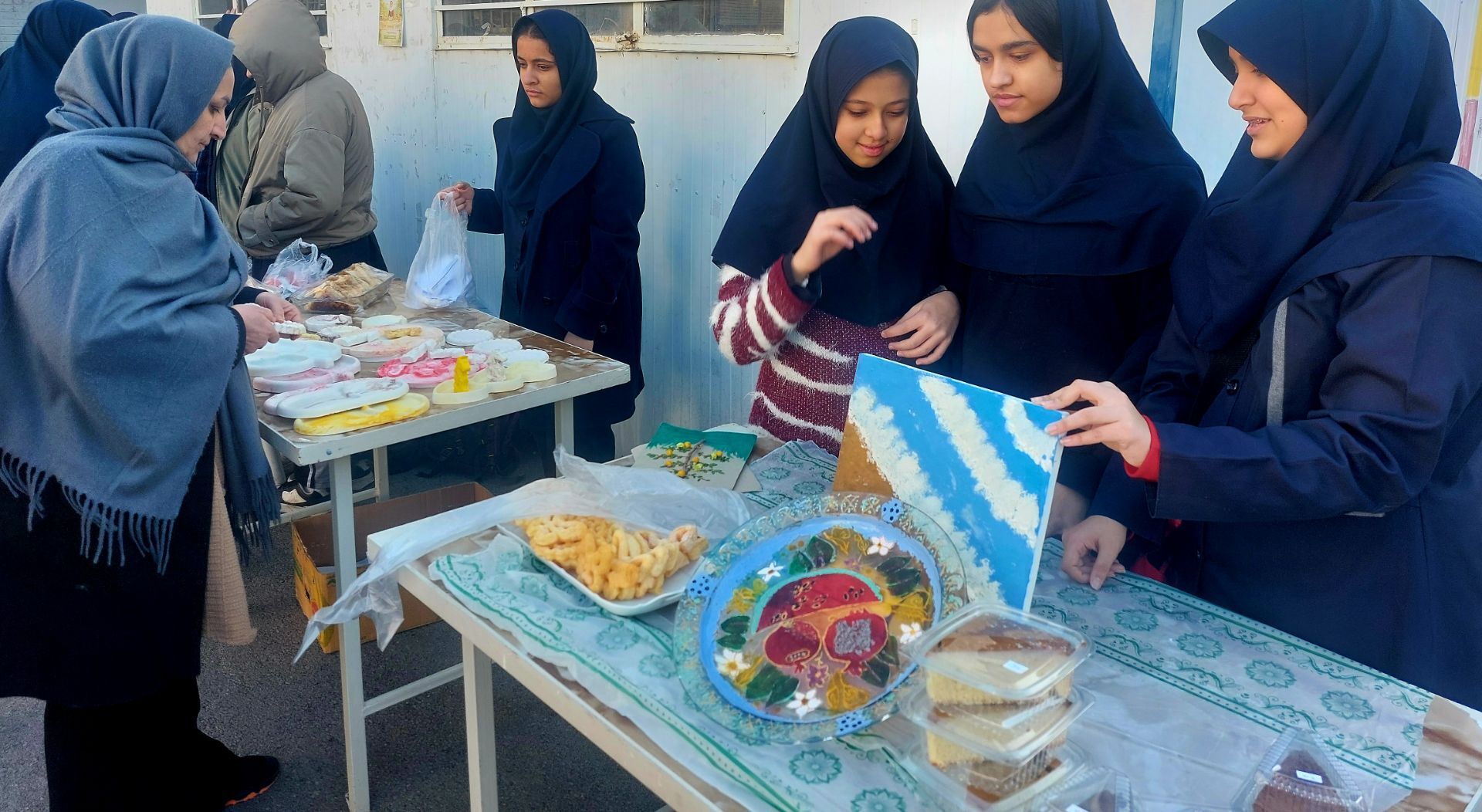 بازارچه کارآفرینی دانش‌آموزی در دبیرستان دخترانه سرافرازان ۲ ناحیه ۶ مشهد