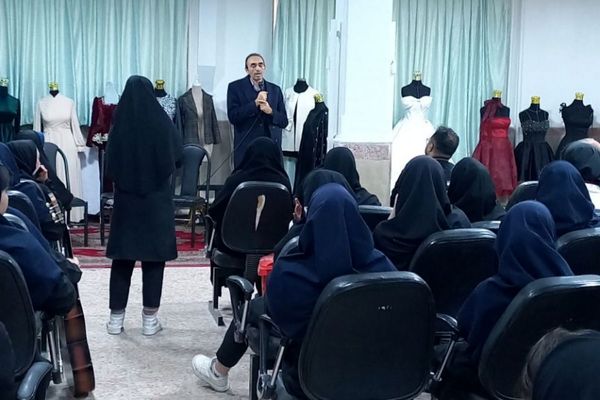 نمایشگاه دست‌سازه‌های خلاق در هنرستان تقوی‌پیشگان بهارستان۲