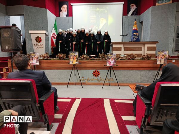 مراسم بزرگداشت رهبر شهید در دبیرستان فرزانگان ۴ در ناحیه یک مشهد  