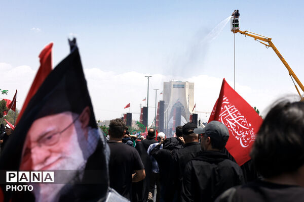  بدرقه ملت داغدار ایران با رهبر شهید در روز تشییع
