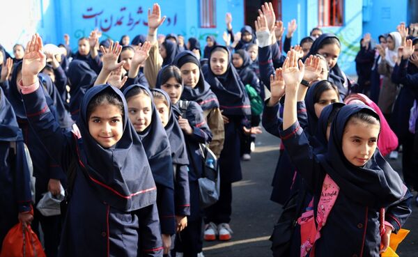 صبحگاهی غرق در علم و شادمانی در آموزشگاه جمهوری اسلامی ناحیه یک شهرستان بهارستان 