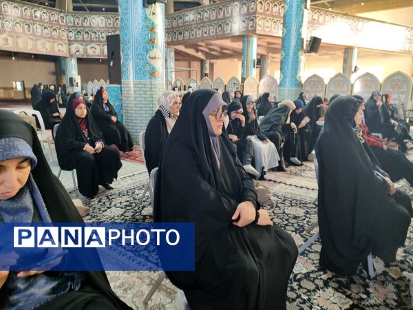 دکلمه‌خوانی دانش‌آموزان در مقابل مادران شهرستان قدس به‌مناسبت روز مادر