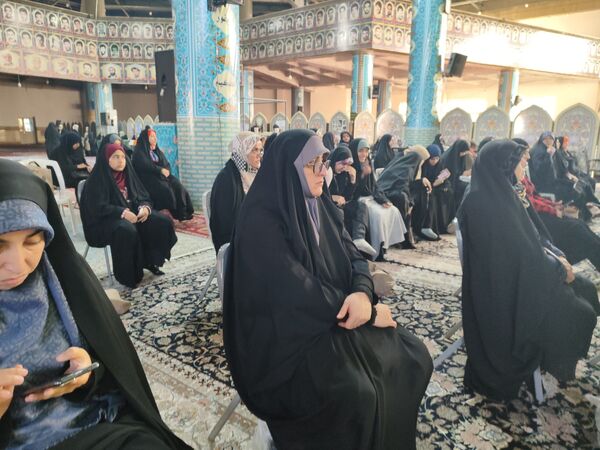 دکلمه‌خوانی دانش‌آموزان در مقابل مادران شهرستان قدس به‌مناسبت روز مادر