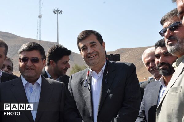 استقبال اعضای خانه جوان بخش لاران از وزیر ورزش و جوانان