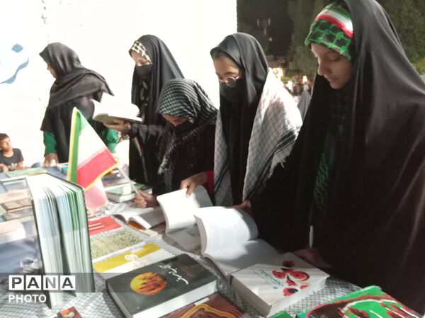 برپایی غرفه کتابخوانی در شهرستان خلیل آباد