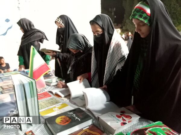 برپایی غرفه کتابخوانی در شهرستان خلیل آباد