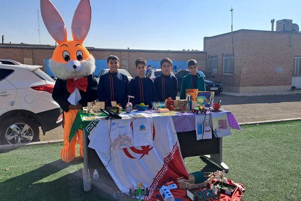  برپایی نمایشگاه  آثار دانش‌آموزان در مدرسه غیاث‌الدین جمشید کاشانی ملارد 