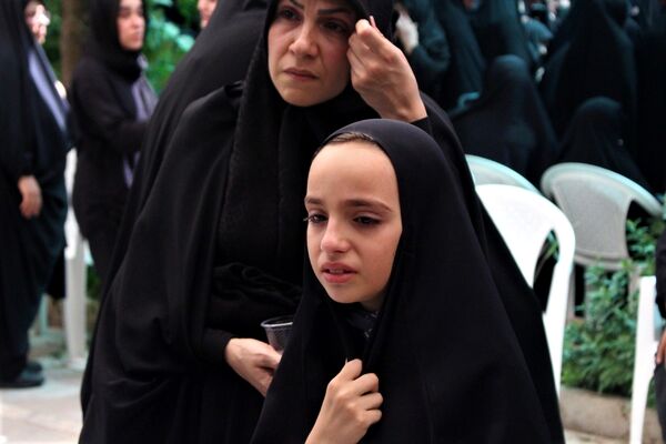 جلوه‌های حزن و خشم در مراسم تشییع شهدا