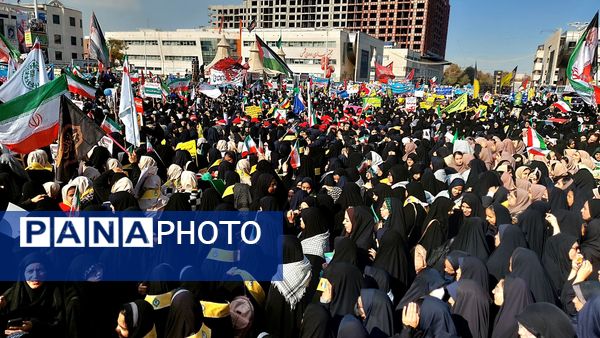 دانش‌آموزان پرچمداران استکبارستیزی در ۱۳ آبان