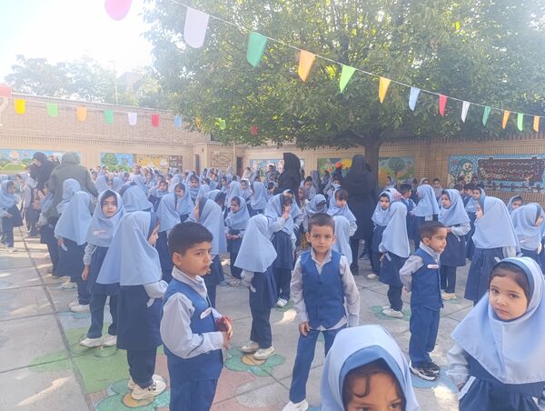 زنگ آغاز مهر در دبستان دخترانه مهر و ماه آشخانه 