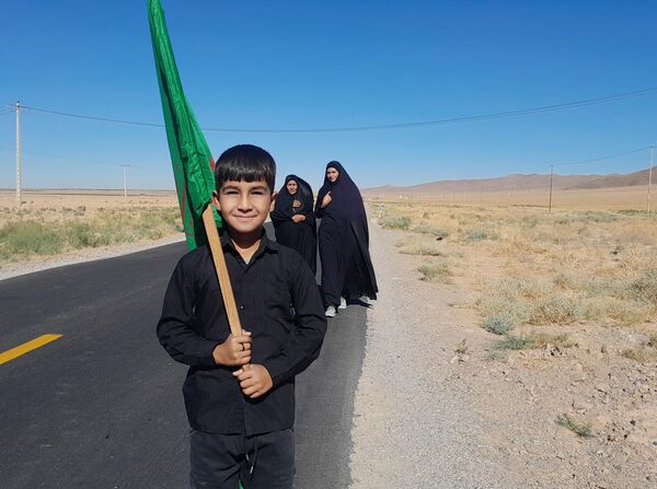 پیاده‌روی زائران جامانده ازحرم رضوی در شهرستان بام و صفی آباد