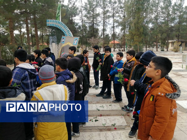 غبارروبی مزار دانش‌آموز شهید «حیدر رضایی» در قم