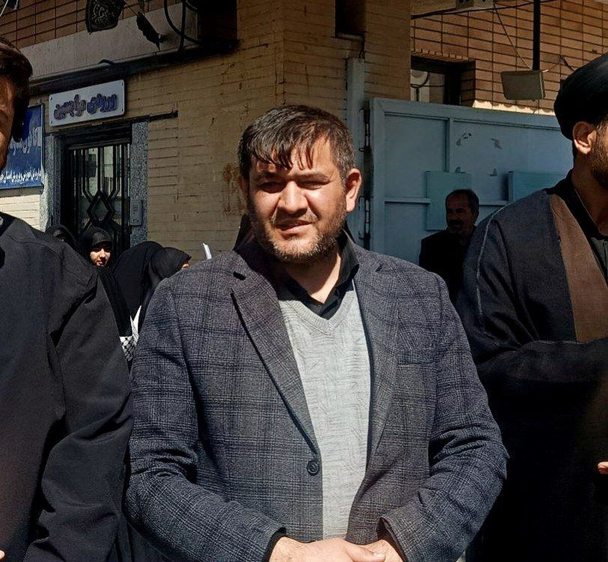 در روزگار غبارآلود تبلیغات، معلم است که چراغ معرفت را زنده نگاه می‌دارد