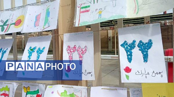 نمایش پوستر ، بنر و نقاشی ها با موضوع ۲۲ بهمن در خیابان های خلیل آباد