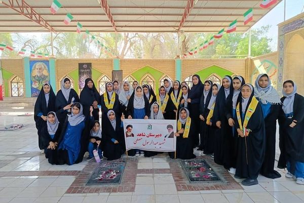 مراسم غبارروبی گلزار شهدا با حضور دانش‌آموزان و خانواده‌های شهدا