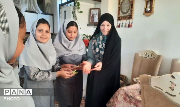 دیدار دانش آموزان پبشتاز آموزشگاه الله وردی ارجمند شهر لایین  با خانواده شهدا