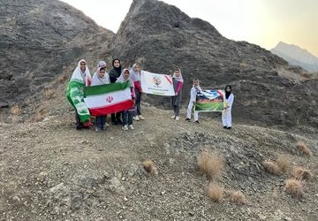 کوهپیمایی دانش‌آموزان دبستان شهدای مکه رودان 