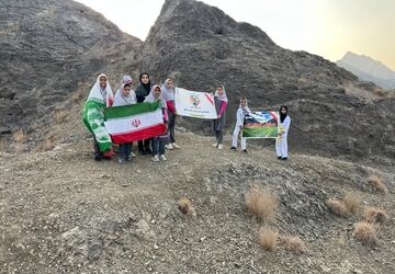 کوهپیمایی دانش‌آموزان دبستان شهدای مکه رودان 
