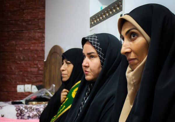 تجلیل دانش‌آموزان بندرعباسی از خانواده شهید در آستانه میلاد حضرت زهرا(س)