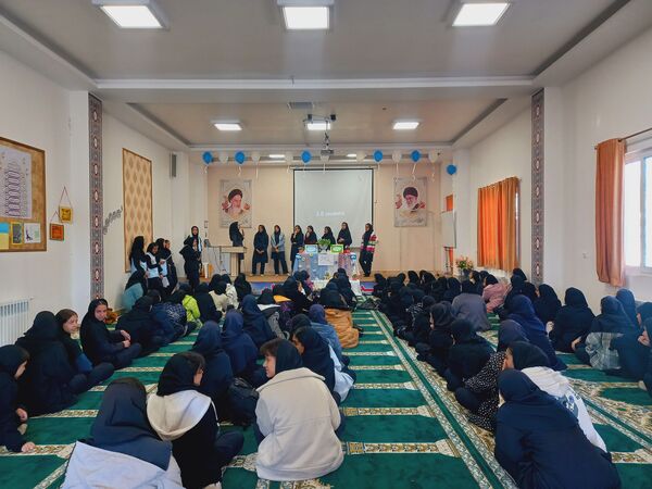 گرامیداشت هفته هوای پاک در دبیرستان دخترانه فرهنگ مرحوم فخرایی