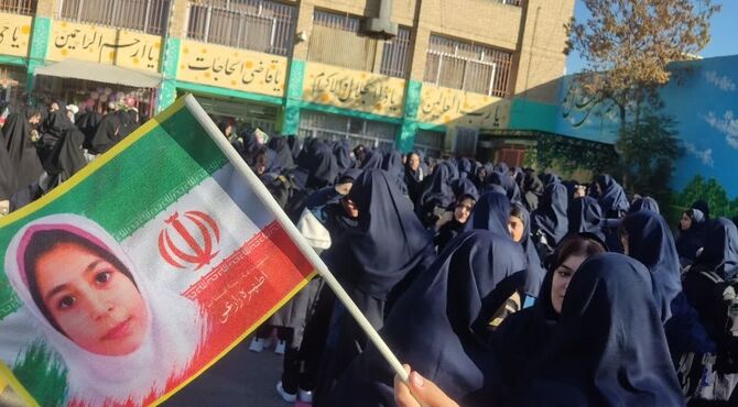  یک شروع جدید با جشن شکوفه ها در مدرسه حضرت زهرا(س) منطقه ۱۰