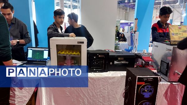 غرفه افتخارات و دستاوردهای هنرستان استعدادهای درخشان امیرکبیر ناحیه شش 