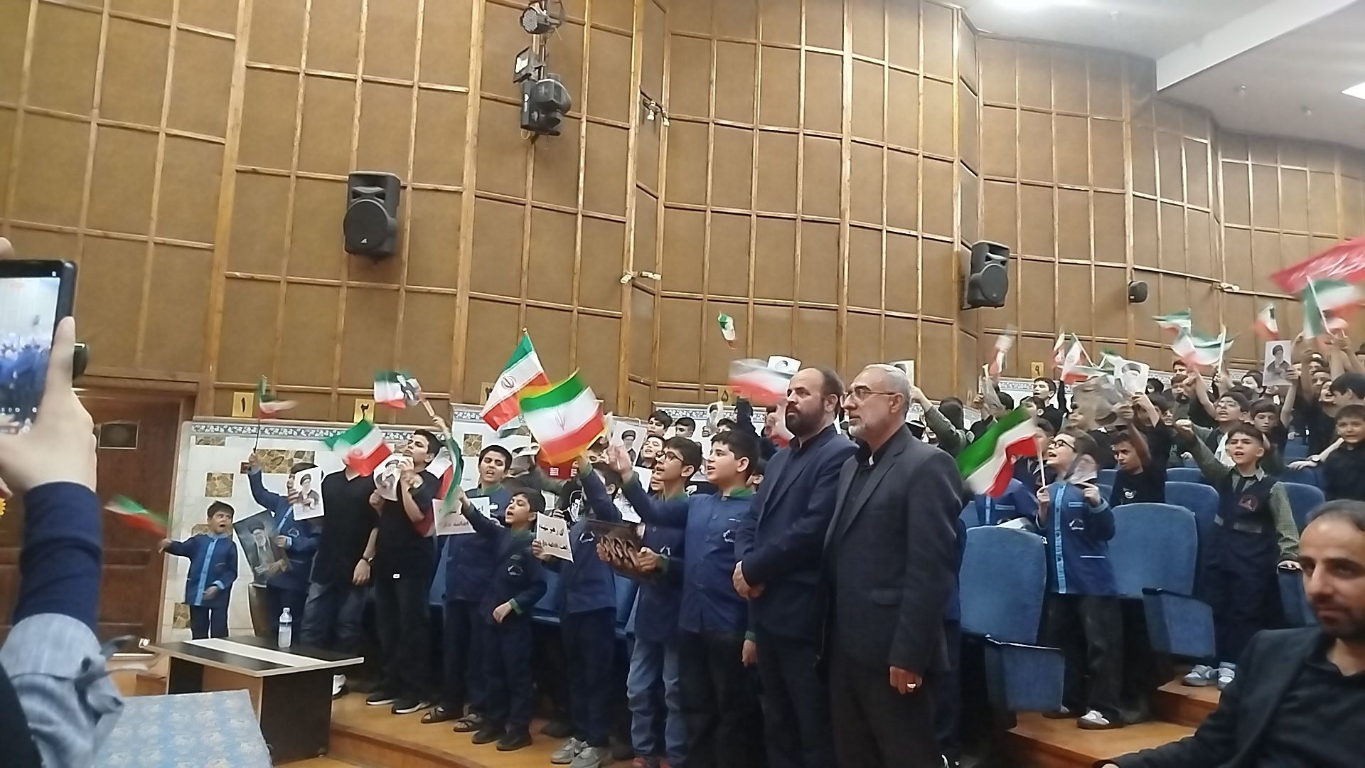 دانش‌آموزان شعار «باید برخاست» را فریاد زدند که بگویند ادامه دهنده راه شهدا هستند