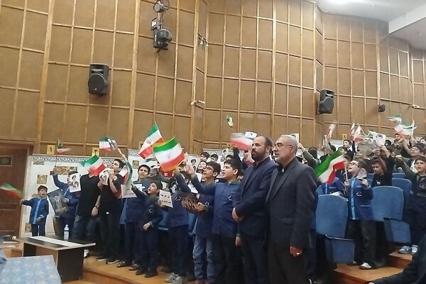 دانش‌آموزان شعار «باید برخاست» را فریاد زدند که بگویند ادامه دهنده راه شهدا هستند