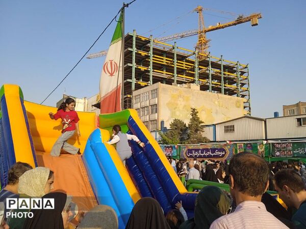  جشن بزرگ مردم در مهمانی ۱۰ کیلومتری
