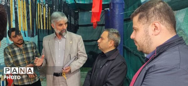 حضور معاون تشکیلات سازمان دانش‌آموزی در غرفه «نوجوان مبارز» 