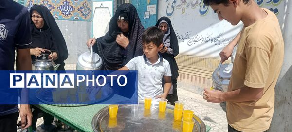 توزیع شربت و شیرینی به مناسبت میلاد پیامبر اسلام (ص) 